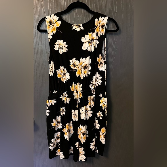 24/7 —-  Floral Romper (medium) - Picture 2 of 6